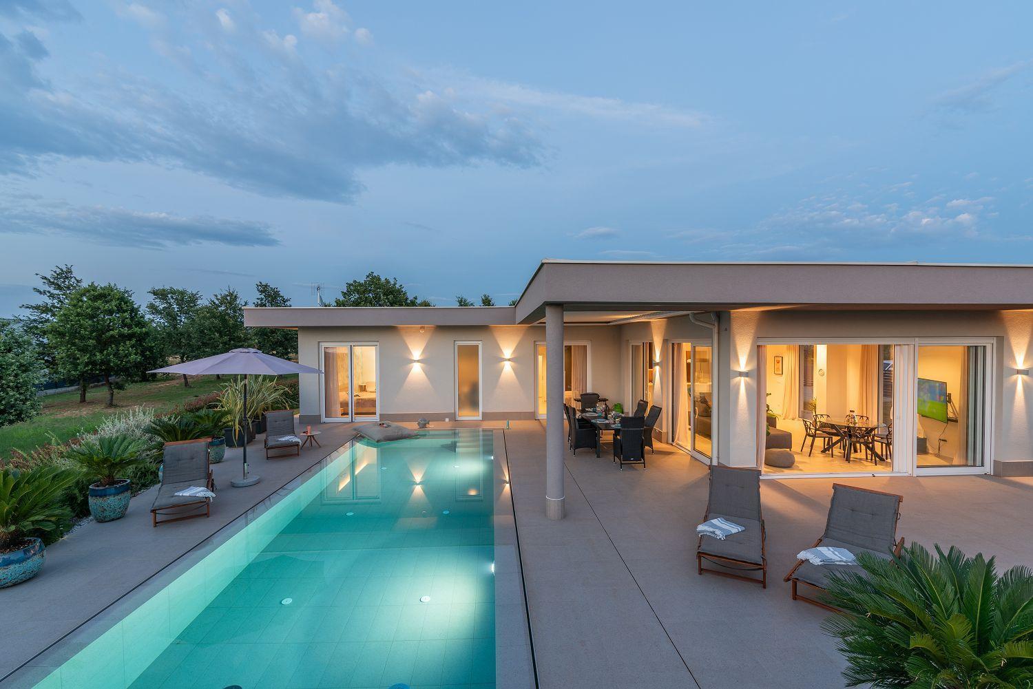 Exquisite Mit Panoramablick Aufs Meer, Salzwasserpool Mit Gegenstromanlage, Bbq Ferienhaus