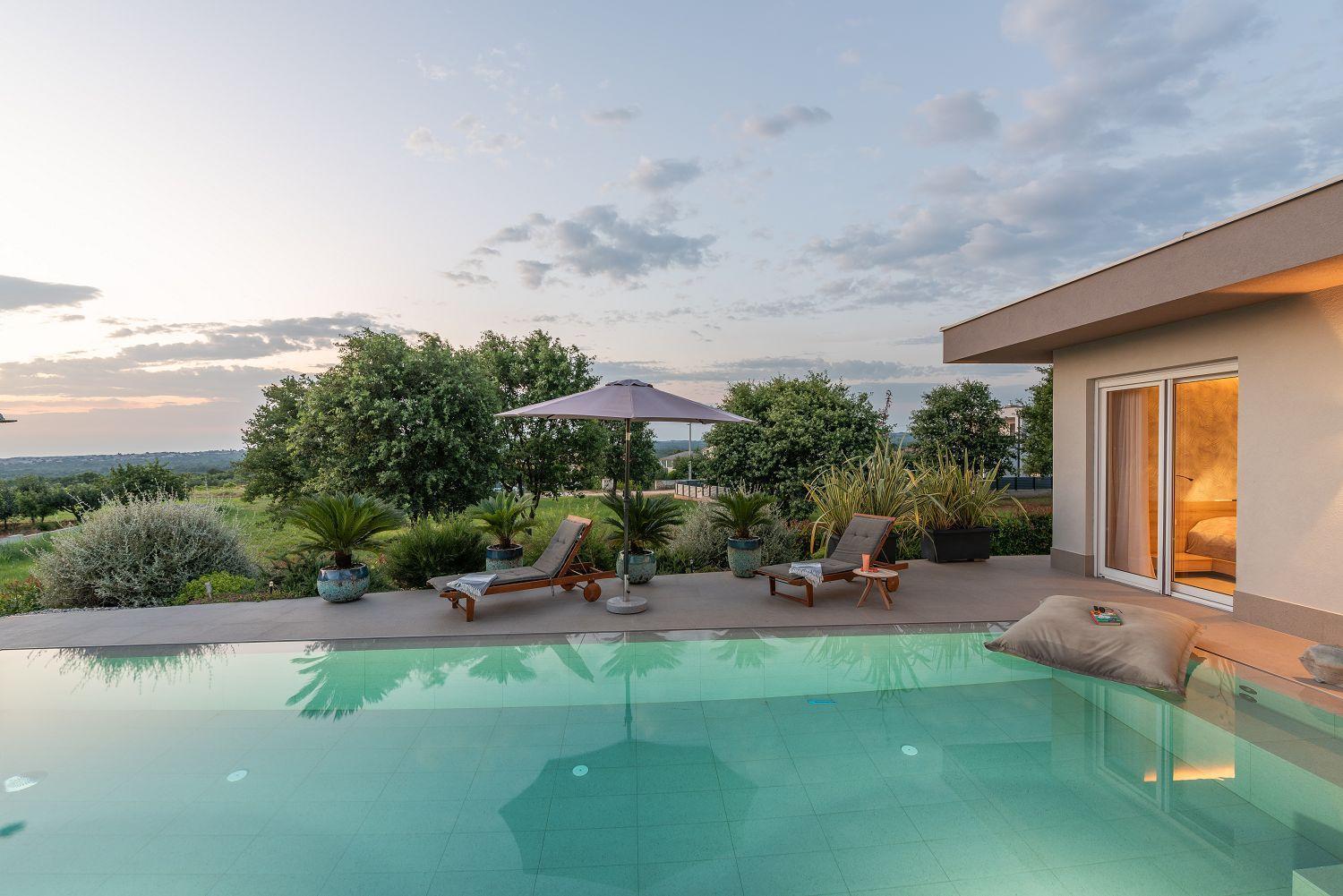 Ferienhaus Exquisite Mit Panoramablick Aufs Meer, Salzwasserpool Mit Gegenstromanlage, Bbq Poreč